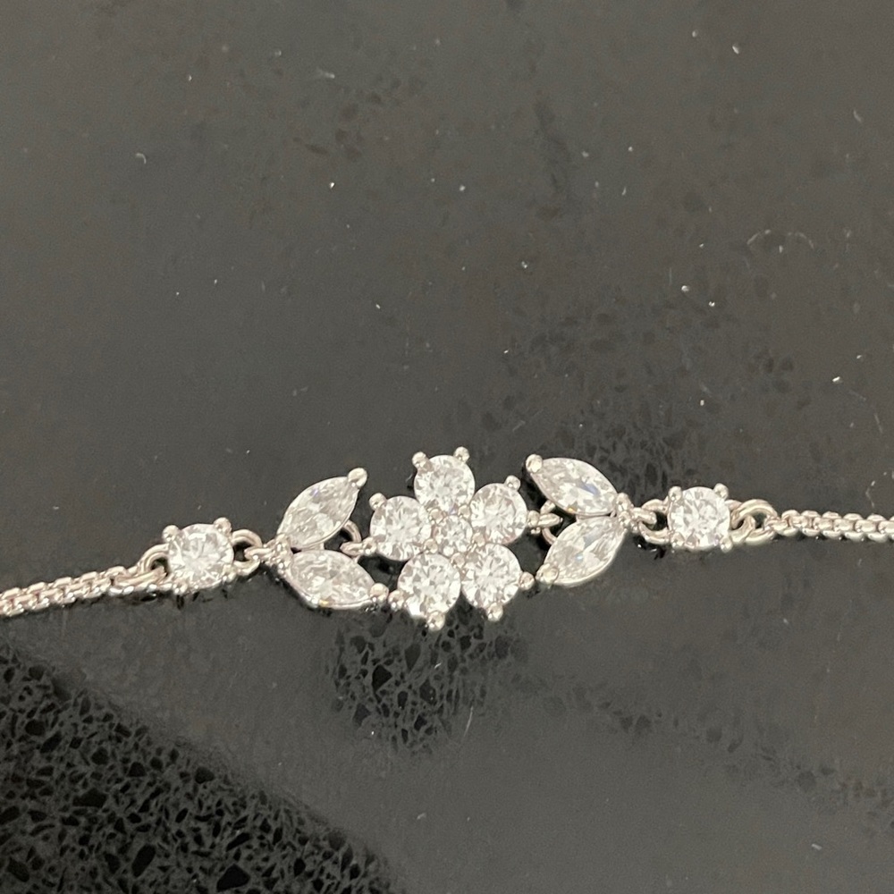 NWT Kate Spade Gleaming Gardenia Bracelet Silver With Diamonds - Picture 4 of 5